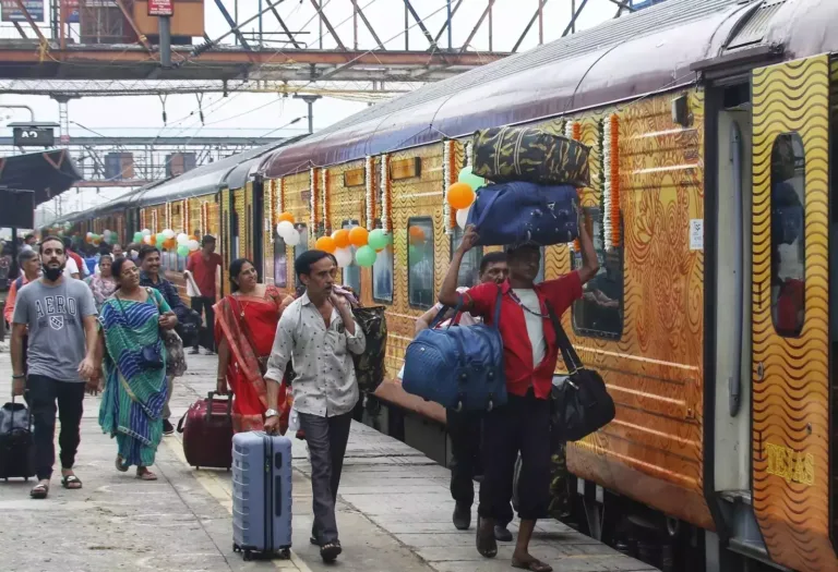 93251707 A Visit To A Railway Station