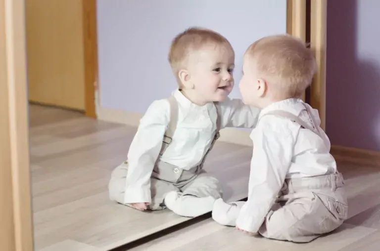 cute baby boy smiling at his reflection 165823085 5b311da843a103003607c2bb आरसा नसता तर